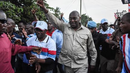 Le président de Chadema de Tanzanie, Freeman Mbowe, alors qu'il arrive au siège du parti après avoir été libéré de la prison de Segerea à Dar es Salaam, le 14 mars 2020.&nbsp; (ERICKY BONIPHACE / AFP)