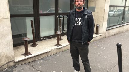 Christian Page, ancien sans-abri, devant un dispositif anti-SDF à Paris, le 12 février 2019. (JEAN-MICHEL NAGAT / RADIOFRANCE)