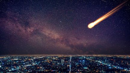 Une météorite tombant sur une ville, de nuit (image prétexte).
 (Pete Saloutos / Image Source / AFP)