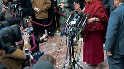 Après sa rencontre avec Barack Obama, le dalai-lama s'adresse aux medias devant la Maison Blanche. (AFP - Paul J. Richards)