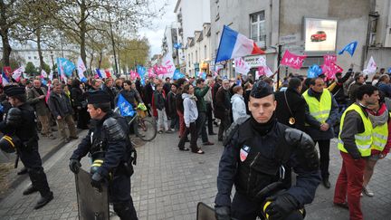 Des centaines d'opposants au mariage pour tous manifestent le 22 avril &agrave; Nantes (Loire-Atlantique), alors que des habitants favorables au projet manifestent au m&ecirc;me moment.&nbsp; (FRANK PERRY / AFP)