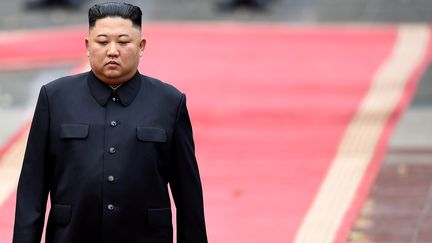 Le leader nord-coréen Kim Jong-un lors d'une cérémonie de bienvenue au palais présidentiel à Hanoï (Vietnam), en marge de son sommet avec Donald Trump, le 1er mars 2019. (REUTERS)