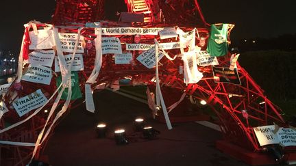 Réplique miniature de la tour Eiffel sur le site de la COP21 au Bourget le 8 décembre 2015. Le monument est décoré par les revendications de la société civile quant au futur accord de Paris (Géopolis/FG)