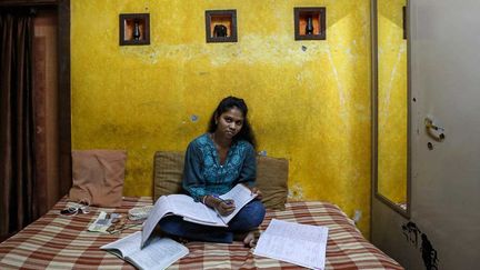 &nbsp; (Une lycéenne de 18 ans dans sa chambre, à Mumbai (Inde). © Danish Siddiqui/Reuters)