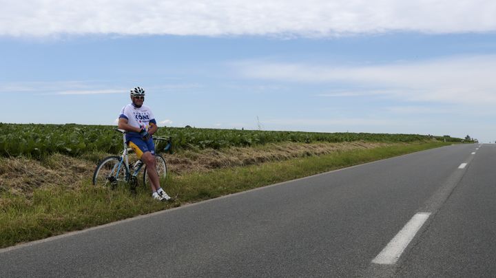 Un supporter cycliste attend le passage du Tour de France lors de la 2e &eacute;tape entre Vis&eacute; et Tournai, le 2 juillet 2012.&nbsp; (JOEL SAGET / AFP)