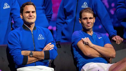 Deux légendes, en pleurs, côte à côte : l’image fait le tour du monde. Après un dernier double au côté de Rafael Nadal à la Laver Cup, le 23 septembre, Roger Federer tire sa révérence à 41 ans. Une retraite bien méritée pour l’ex-numéro 1 mondial, au terme d’une carrière longue de vingt-quatre ans et ponctuée de 20 titres en Grand Chelem. (ELLA LING / SIPA)