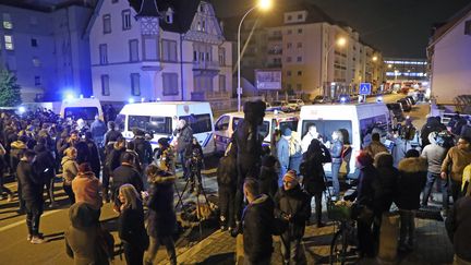 Des journalistes et des riverains du quartier se sont massés autour du cordon de sécurité jeudi 13 décembre à Strasbourg.&nbsp; (JEAN-MARC LOOS / MAXPPP)