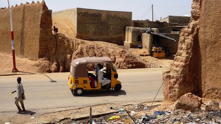 La route traverse des sections démolies du mur de Kano
 (AMINU ABUBAKAR / AFP)