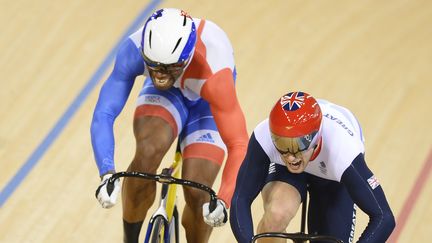 Gr&eacute;gory Baug&eacute; (&agrave; gauche) affronte Jason Kenny dans la finale de vitesse en cyclisme sur piste &agrave; Londres, le 6 ao&ucirc;t 2012. (LEON NEAL / AFP)