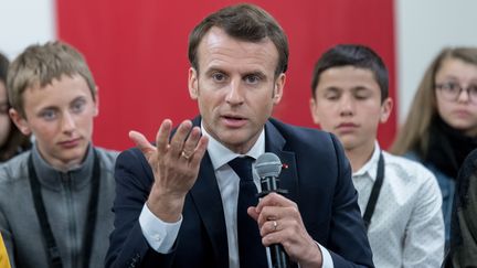 Le président Emmanuel Macron lors d'un "grand débat" à Beaupreau-sur-Mauges (Maine-et-Loire), le 29 mars 2019. (ESTELLE RUIZ / NURPHOTO / AFP)