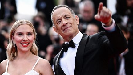 Tom Hanks, la légende de "Forest Gump" et de "Philadelphia" goûte à la montée des marches aux côtés de Scarlett Johansson, la comédienne américaine révélée à 14 ans dans le film "L'Homme qui murmurait à l'oreille des chevaux" de Robert Redford. (LOIC VENANCE / AFP)