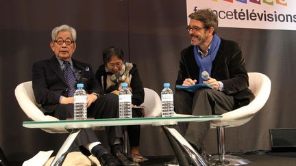 Philippe Lefait (France 2) et le  Prix Nobel de littérature japonais Kenzaburô Oé au Salon du Livre 2012
 (GUSTINE Gilles/FTV)