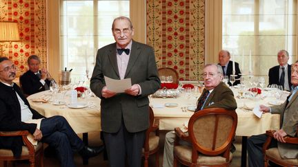 Les membres du jury du prix Interallié, Jean Ferniot, Serge Bamly, Philippe Tesson et Claude Imbert se préparent à remettre le prix Interallié 2009 à Yannick Haenel. 
 (THOMAS COEX / AFP)