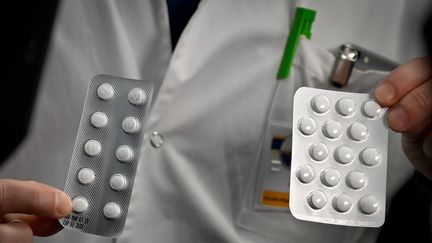 Un membre de&nbsp;l'Institut hospitalo-universitaire Méditerranée Infection tient une plaquette de Nivaquine, médicament contenant notamment de la chloroquine, le 26 février 2020, à Marseille (Bouches-du-Rhône). (GERARD JULIEN / AFP)