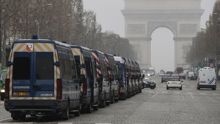 Des fourgons de gendarmerie, le 23 mars 2019 sur les Champs-Elysées. (FRANCOIS GUILLOT / AFP)