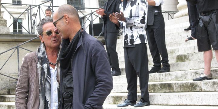 Le créateur brésilien Gustavo Lins et le directeur artistique du salon Tranoï Armand Hadida lors du final du défilé Gustavo Lins, pap été 2014, à Paris
 (Corinne Jeammet)