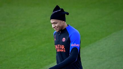 Kylian Mbappé à l'entraînement avec le Paris Saint-Germain au Camp des Loges, le 27 décembre. (JULIEN DE ROSA / AFP)