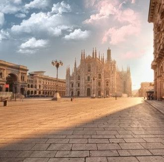 La piazza Duomo vide dans le centre de Milan. "C’est comme un couvre-feu, vous ne pouvez pas aller au restaurant, prendre un verre avec un ami dans un bar"&nbsp;&nbsp; (Bézardin)