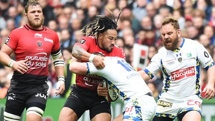 Le centre toulonnais Ma'a Nonu pris par le Clermontois Patricio Fernandez sous le regard de Vermeulen et Kotze (BORIS HORVAT / AFP)