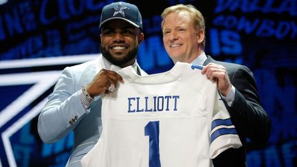 Ezekiell Elliott avec Roger Goodell, commissaire de la NFL, au moment de sa sélection par les Dallas Cowboys pendant la draft 2016.  (JON DURR / GETTY IMAGES NORTH AMERICA)