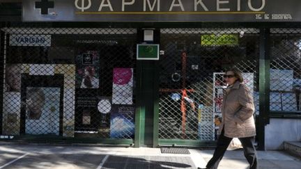 Une pharmacie dans le centre d'Ath&egrave;nes. (LOUISA GOULIAMAKI / AFP)