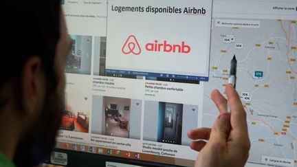 Un homme consulte les logements disponibles sur Airbnb, le 11 mai 2018, à Thionville (Moselle). (MAXPPP)