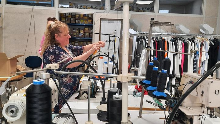 L'objectif de la marque Damart  est d'atteindre 100% de fibres recyclées pour le thermolactyl avant 2030, en juillet 2023. (SOPHIE AUVIGNE / RADIO FRANCE)