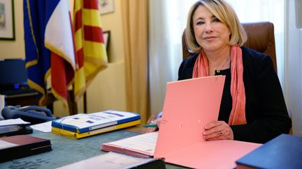 La maire UMP d'Aix-en-Provence (Bouches-du-Rh&ocirc;ne), Maryse Joissains-Massini, dans son bureau, le 15 novembre 2013. (ANNE-CHRISTINE POUJOULAT / AFP)