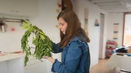 Suzy Gallo a remis au goût du jour les teintures végétales. Elle utilise les noyaux d'avocats ou encore les fanes de carottes pour créer des couleurs de vêtements.&nbsp; (FRANCE 2)