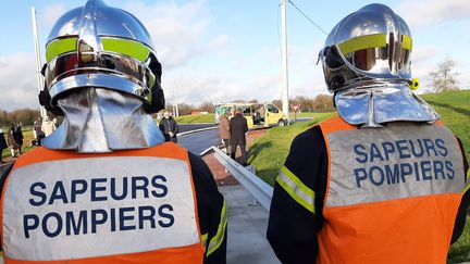 Deux sapeurs-pompiers lors d'un exercice au Dézert (Manche), le 15 janvier 2020 (PIERRE COQUELIN / FRANCE-BLEU COTENTIN)