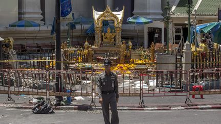 &nbsp; (Un policier seul se tient devant le sanctuaire hindouiste d'Erawan ce mercredi, jour de sa réouverture © REUTERS/Athit Perawongmetha)