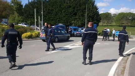 Les gendarmes ont interdit l'acc&egrave;s au village de Saissac (Aude), en raison d'une prise d'otage qui a dur&eacute; pr&egrave;s de 5 heures&nbsp;dans une &eacute;picerie-boulangerie, le 20 mai 2013. (FRANCE 3 LANGUEDOC-ROUSSILLON)