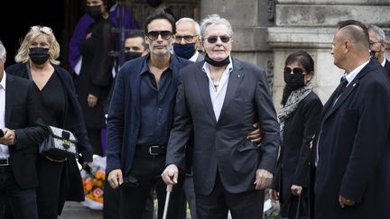 L'acteur Alain Delon (à droite), accompagné de son fils Anthony Delon (à gauche), le 10 septembre 2021 lors des obsèques de Jean-Paul Belmondo. (ALEXIS SCIARD / MAXPPP)