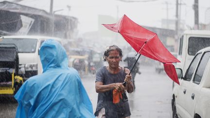 Dans les rue de Manille (Philippines) lors du passage du typhon&nbsp;Mangkhut, le 15 septembre 2018. (NOEL CELIS / AFP)