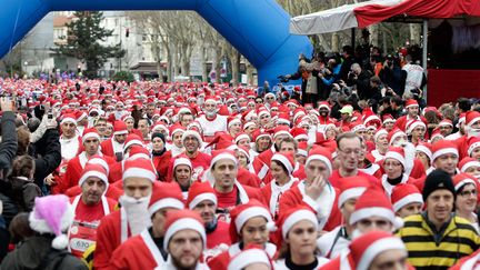 La France n'est pas en reste. Le 16 d&eacute;cembre, des centaines de personnes ont particip&eacute; &agrave; la traditionnelle "Corrida de No&euml;l", d&eacute;guis&eacute;s comme il se doit, &agrave; Issy-les-Moulineaux (Hauts-de-Seine). (VINCENT ISORE / MAXPPP)