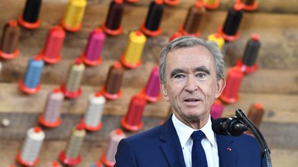 Le milliardaire français Bernard Arnault, patron de LVMH, prononce un discours&nbsp;à l'occasion d'une visite de la nouvelle usine Louis Vuitton à Alvarado au Texas (Etats-Unis), le 17 octobre 2019. (NICHOLAS KAMM / AFP)