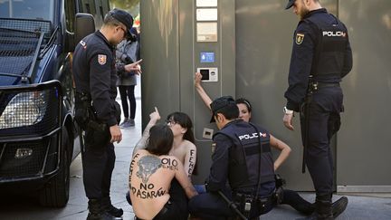 Trois Femen ont été interpellées par la police après leur irruption lors d’un meeting du parti d’extrême droite Vox à Madrid (Espagne), le 26 avril 2019. (JAVIER SORIANO / AFP)