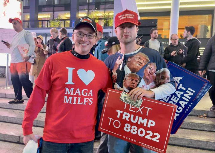 Michael et Kyle (de gauche à droite), devant le Madison Square Garden à New York où a eu lieu un meeting de Donald Trump le 27 octobre 2024. (PIERRE-LOUIS CARON / FRANCEINFO)