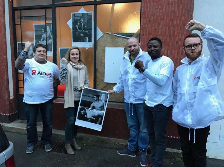 Des militants de l'association Aides et Katell Favenec, élue à la mairie, devant la vitrine dégradée de leur local, lundi 9 janvier 2017 à Nantes (Loire-Atlantique). (AIDES NANTES)