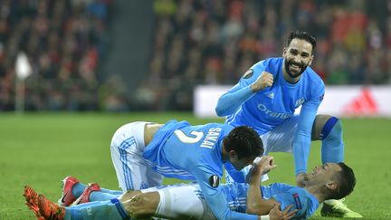 Lucas Ocampos (Marseille), au sol, célèbre son but contre Bilbao avec Hiroki Sakai et Adil Rami (ANDER GILLENEA / AFP)