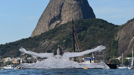 JR : installation dans la baie de Guanabara, à Rio, d'une photo géante d'une nageuse avec derrière elle le Pain du sucre pour les JO 2016 
 (TASSO MARCELO / AFP)