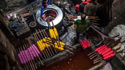 Les prix de la teinture, importée des quatre coins du monde, ont aussi "considérablement augmenté", compliquant le quotidien de son entreprise, ajoute M. Mahmoud. Pour réduire ses coûts de production, il utilise le bois, plutôt que l'essence, comme combustible.&nbsp; (KHALED DESOUKI / AFP)