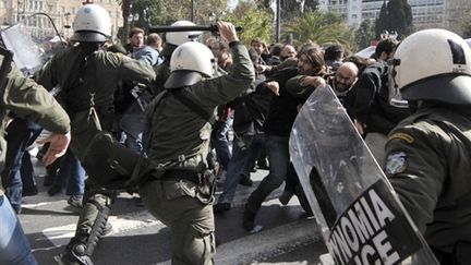 Affrontements entre forces de l'ordre et manifestants, mercredi 24 février 2010 à Athènes. (AFP - Aris Messinis)