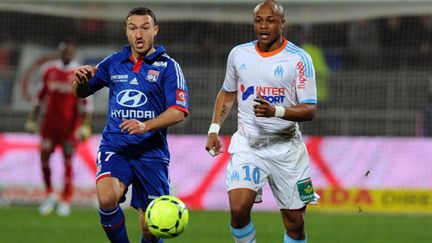 Steed Malbranque (Lyon) face à Andre Ayew (Marseille) (PHILIPPE MERLE / AFP)