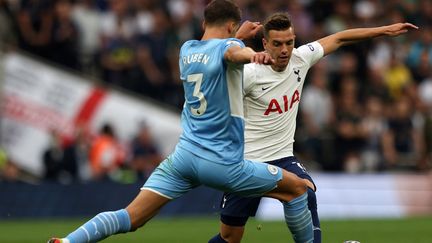 Giovani Lo Celso met en difficulté Ruben Dias lors de la victoire de Tottenham aux dépens de Manchester City, le 15 août.&nbsp; (ADRIAN DENNIS / AFP)