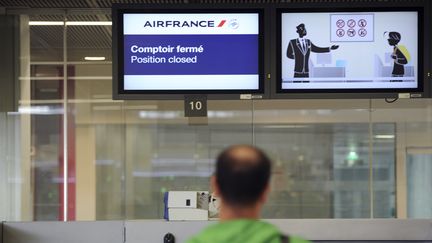 Un comptoir de la compagnie Air France,&nbsp;le 22 septembre 2014, &agrave; l'a&eacute;roport d'Orly (Val-de-Marne).&nbsp; (STEPHANE DE SAKUTIN / AFP)