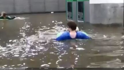 Suède : une gare se transforme en piscine géante