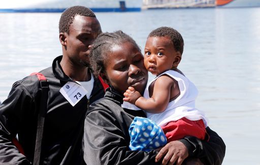 Famille de migrants arrivant dans le port de Naples le 28 mai 2017. (REUTERS - Ciro De Luca)