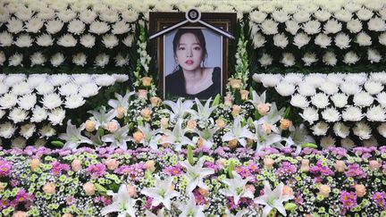 Un hommage en fleurs à la star sud-coréenne de la K-pop, Goo Hara, qui s'est donnée la mort en novembre 2019 après avoir été harcelée sur les réseaux sociaux.&nbsp; (STR / DONG-A ILBO)