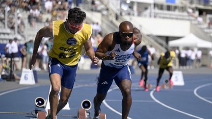 Trésor Makunda et son guide Lucas Mathonat lors des championnats du monde de para-athlétisme, le 11 juillet 2024, au stade Charléty de Paris. (AFP)